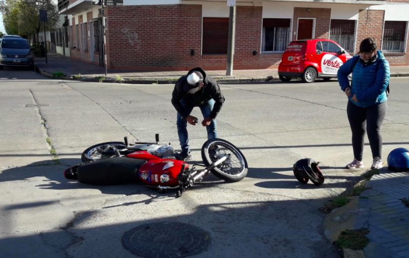 Choque en microcentro entre un auto y una moto